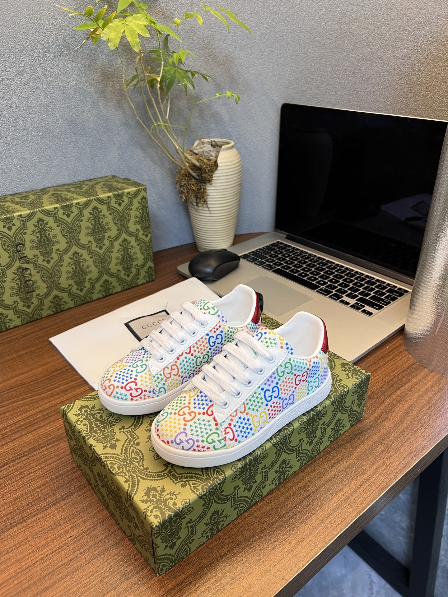 Children's shoes child
